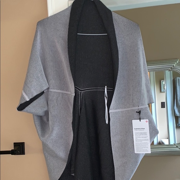 NWT-Lululemon Athletica reversible wrap\shawl